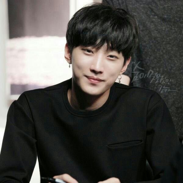 ggoveso's tweet image. 정말 진영님 애굣살 진짜 너무 사랑하는 사람 나..