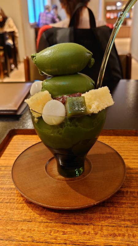 hide__akari's tweet image. 昨日待ちが多くて諦めた無碍山房へ、今日は待ち無しで入れたw
濃い抹茶パフェ美味〜