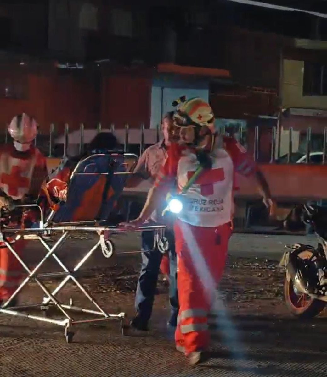 DigitaMorelos's tweet image. #Entérate Se registró un fuerte choque en los carriles centrales, dirección al sur, de la autopista México–Cuernavaca, con dos vehículos involucrados.
🆘Una persona resultó prensada y en estos momentos cuerpos de rescate trabajan para liberarla, con apoyo de la Guardia Nacional