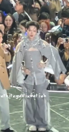 phapkieu2001's tweet photo. Bộ đồ gì mà xinh quá Pháp Kiều diện outfit nào cũng đep vậy trời
cre:anthitnguoi.xautinh
#PhápKiềuxAnhTraiSayHiLasVegas https://t.co/hY5QCYCHyI