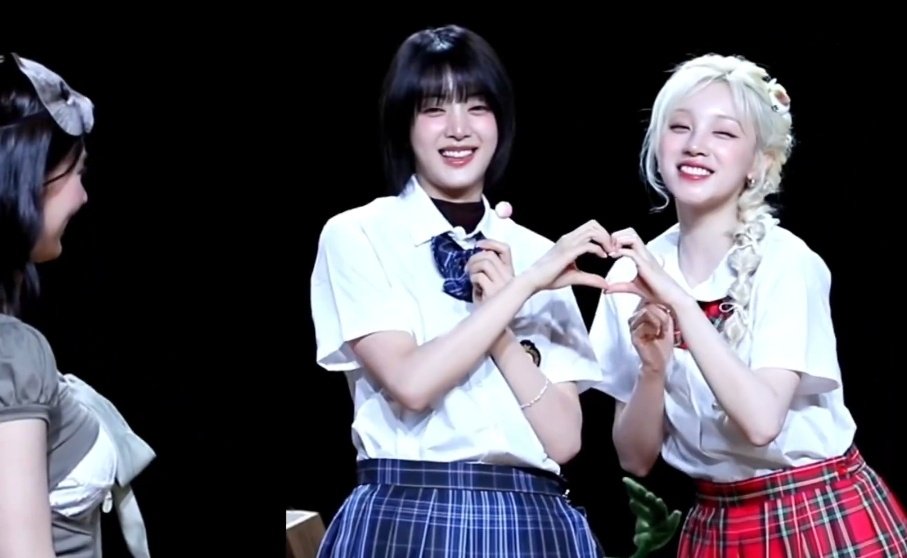 LIONlDLE's tweet image. Miyeon always in the corner admiring the rest of the girls no matter the member she loves them DOWN💔