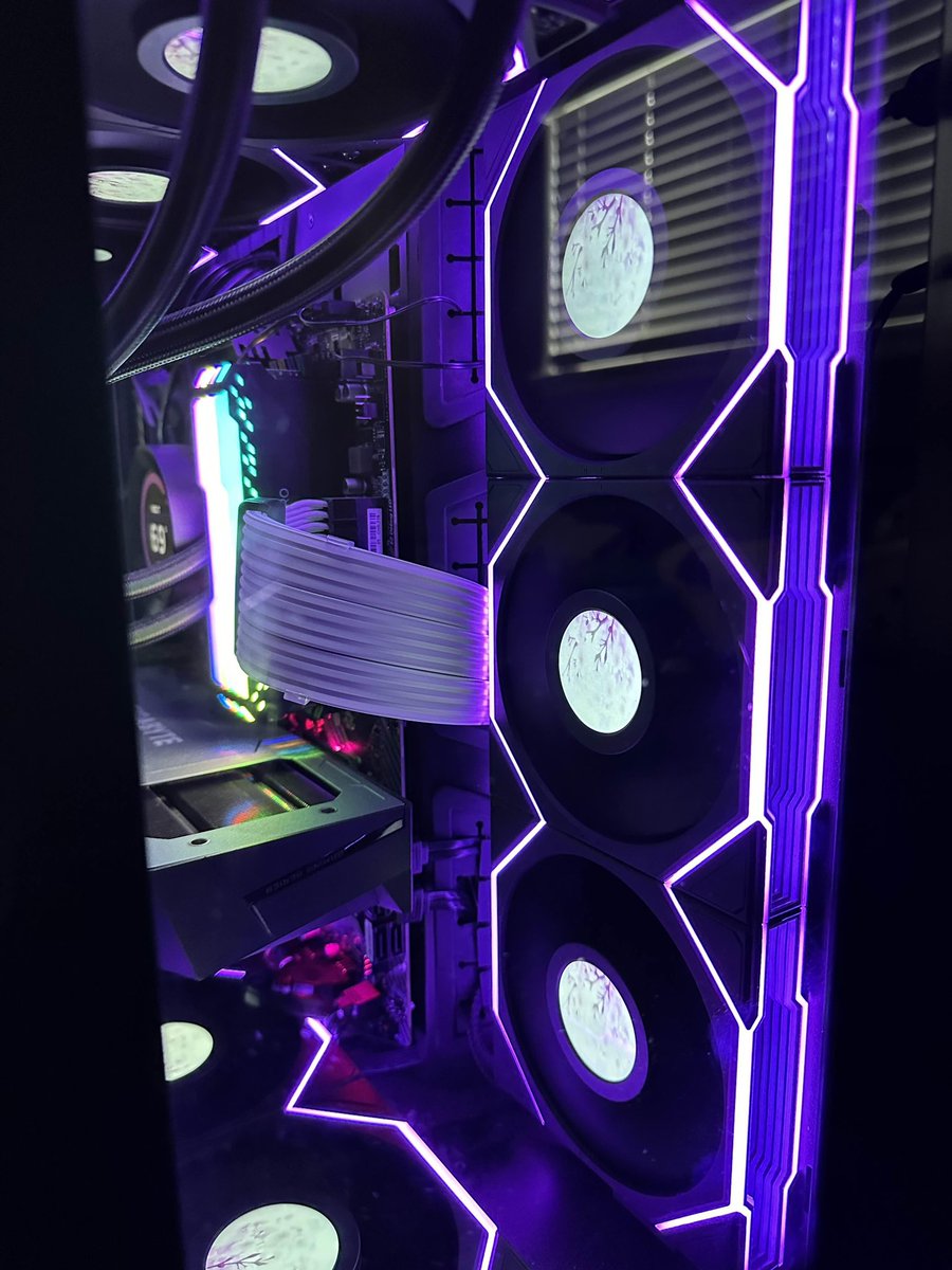 DarlingNyxx's tweet image. Some lore about me, I built my own pc a while ago! I’m about to do some upgrades but here’s what I built!
