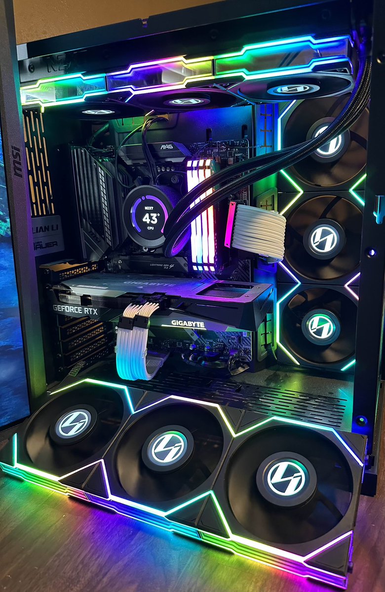 DarlingNyxx's tweet image. Some lore about me, I built my own pc a while ago! I’m about to do some upgrades but here’s what I built!