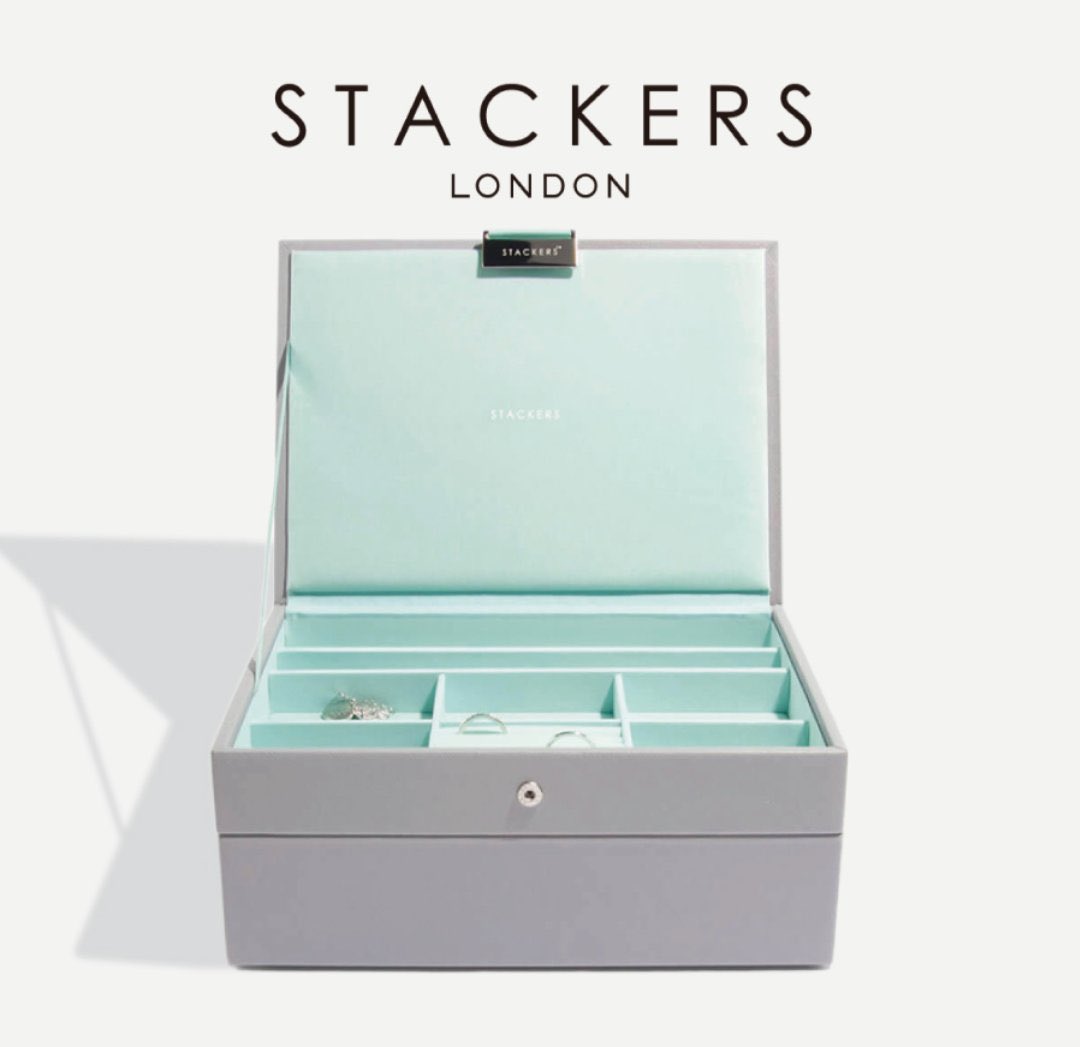 人生でジュエリーボックスも
ドレッサーも持ったことないから

ジュエリーボックスくらいは
買ってみようかなぁ…

うん百万のアクセサリーとか
持ってるわけじゃないから
別に要らないかなーともおもいつつ
量はたくさんあるからなぁ…🫠

あと趣味のサングラスとかもしまいたい🕶️