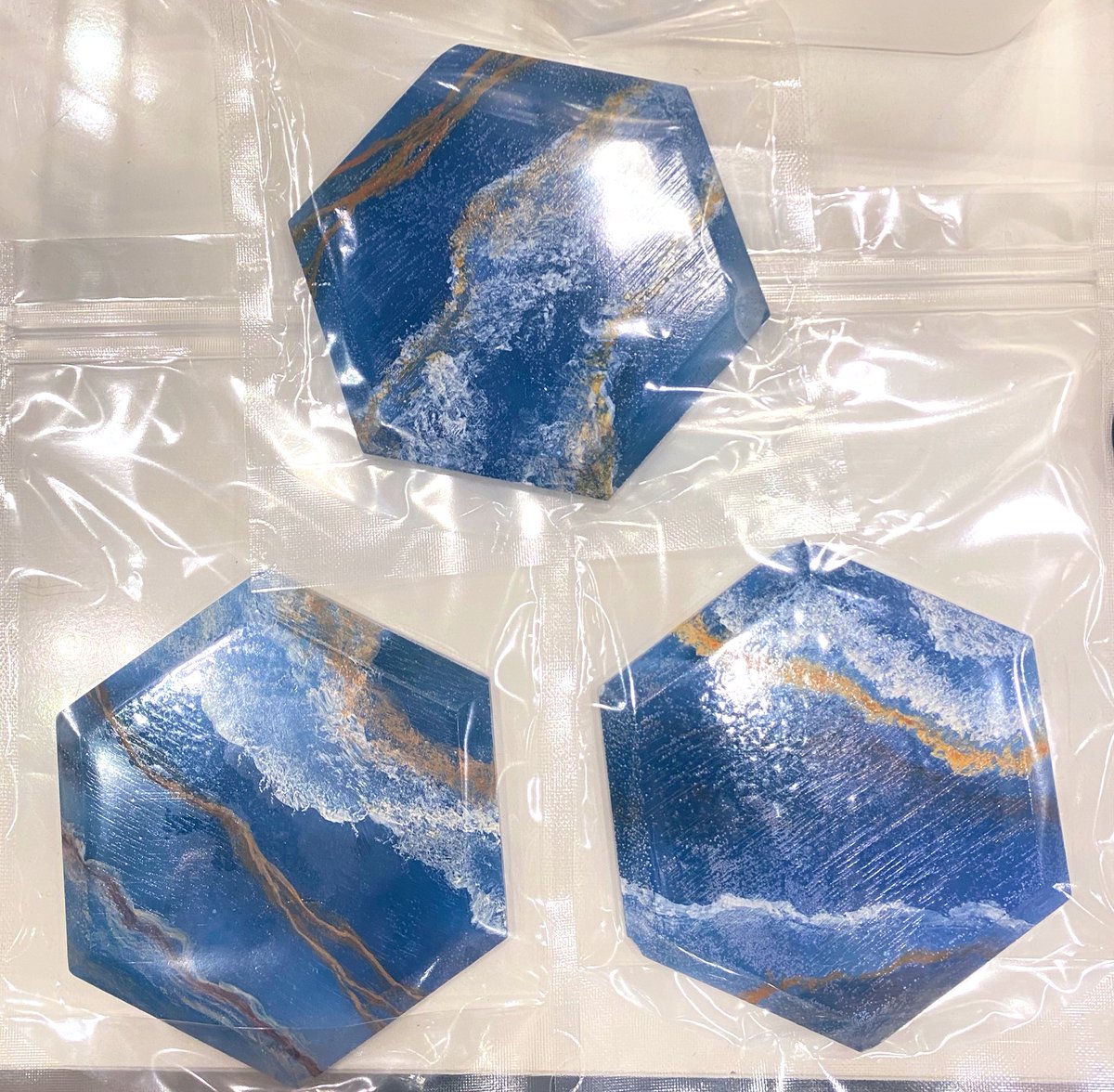 tebatoro's tweet image. 瑪瑙風台座一個一個塗ってます！
透けてるんです……🥹
#WF2025Sおしながき