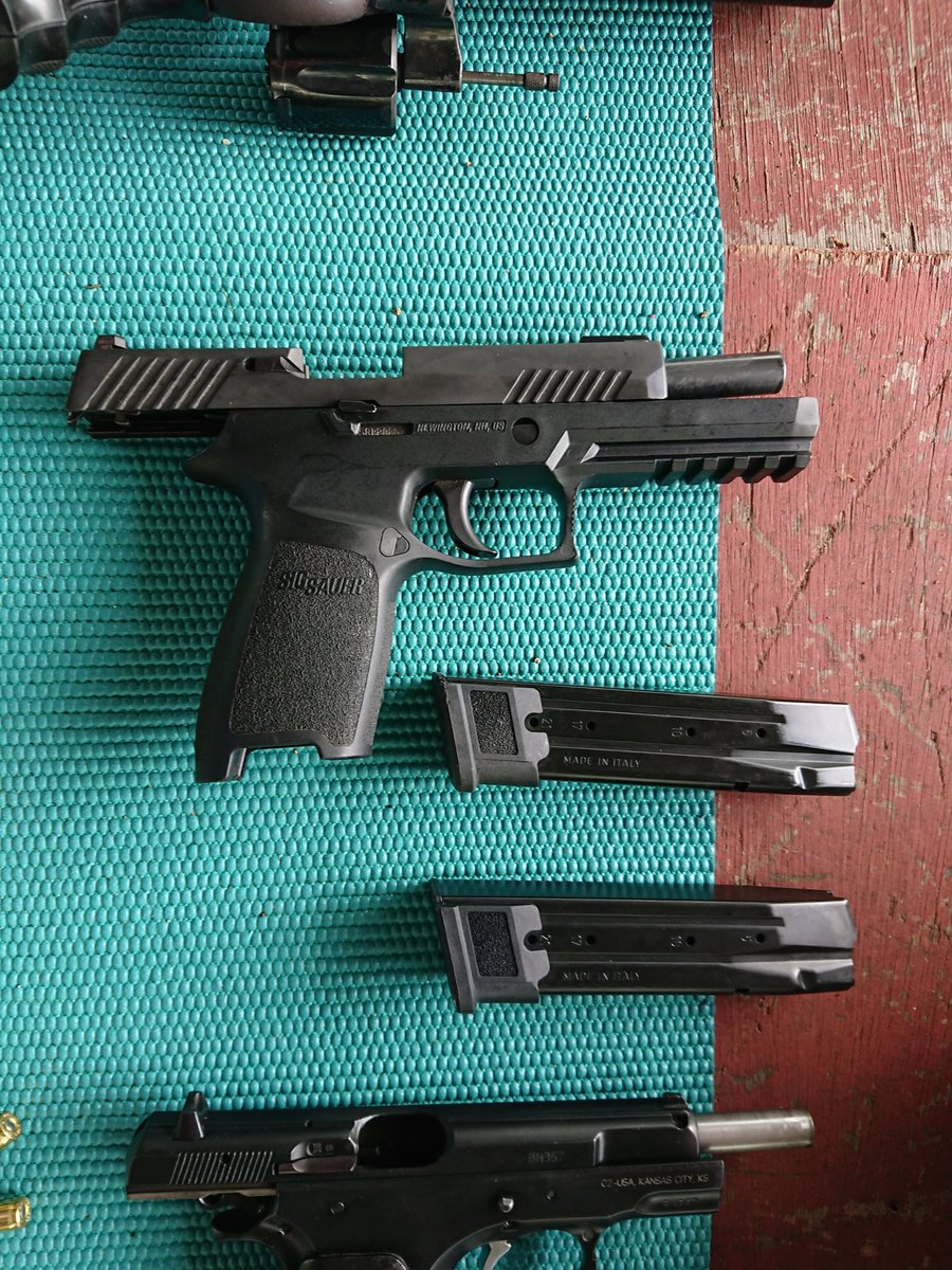 uninosuke's tweet image. 暴発検証動画のやつSIG P320？
以前グアムに旅行行ったときに、たしか射撃場で撃たせてもらった事ある

こわ