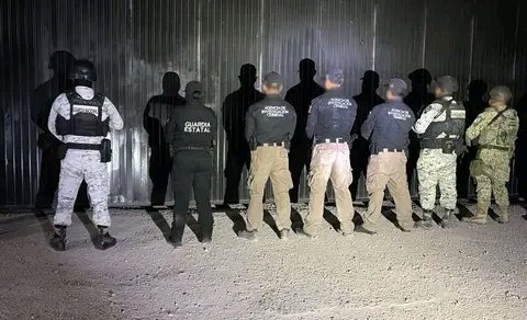revistacodigo21's tweet image. Operativos fantasmagóricos, nunca hallan a capos del huachicol.
Enésima acción sin detenidos, esta vez en inmueble en La Escondida de Reynosa, donde fuerzas federales reportaron decomiso &apos;récord&apos; de combustible robado.
Así son ahora despliegues del Batman Azteca García Harfuch.