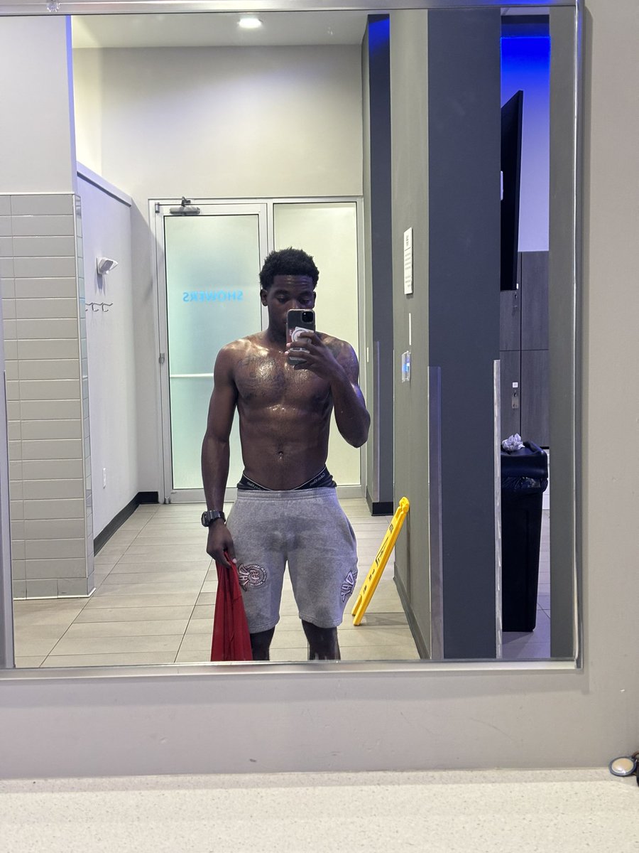 liltrel_'s tweet photo. Same price as the rent, that’s the cost for the kicks 😅 https://t.co/OYGduqZc3L