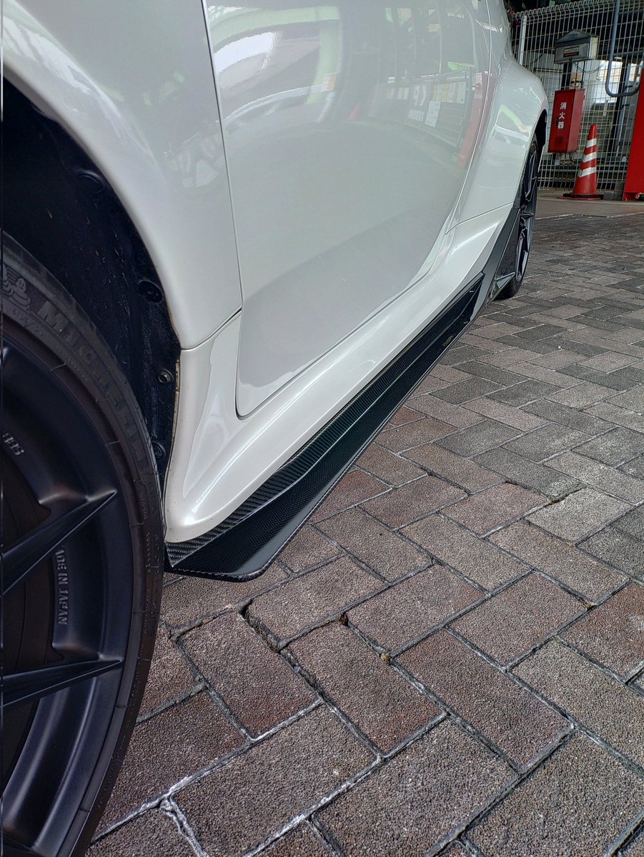本店の作業は、SARDさんのGT1 サイドステップ（カーボン) のお取り付けです(^o^)
#SARD #GRYaris #GXPA16　#GRガレージ　#GRGarageさいたま中央