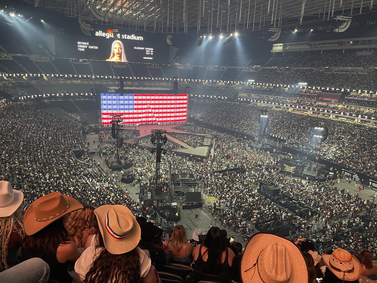 citizengatsby's tweet image. Look at this fucking view, you guys! #CowboyCarterTourLasVegas #CowbpyCarterWorldTour