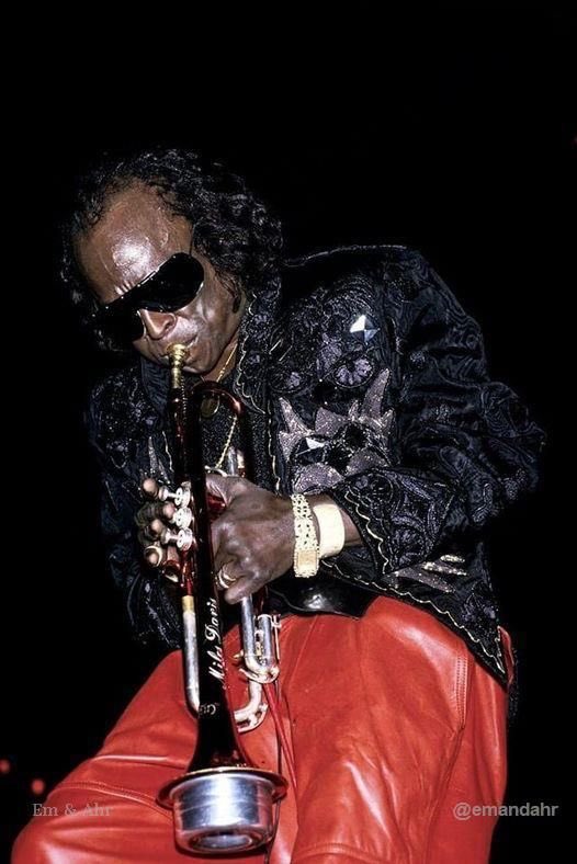 JoniCrave's tweet image. Who would win in a fight?
Joni Mitchell vs Miles Davis From Jazz