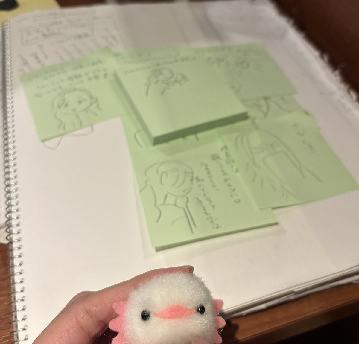 natsukosama's tweet image. 最近のプロットとかネームの作り方
・でかいノートに思いついたことをとにかく書く
・順序をすぐ入れ替えられるように付箋にも書く
・全体ができたら付箋をお話しに沿うようにエピソードを順番に並べる
飽きっぽいのでノートと付箋にそれぞれ書けるのが楽しい