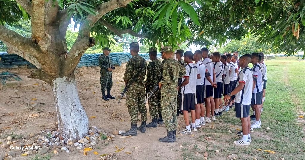Ejercito_Div1's tweet image. El teniente coronel Jorge Ernesto Suache Carrillo, comandante del Batallón de Alta Montaña N.º 6 Mayor Robinsón Daniel Ruíz, compartió un espacio de orientación y liderazgo con las tropas bajo su mando. Durante este encuentro, transmitió un mensaje de moral, bienestar y los…