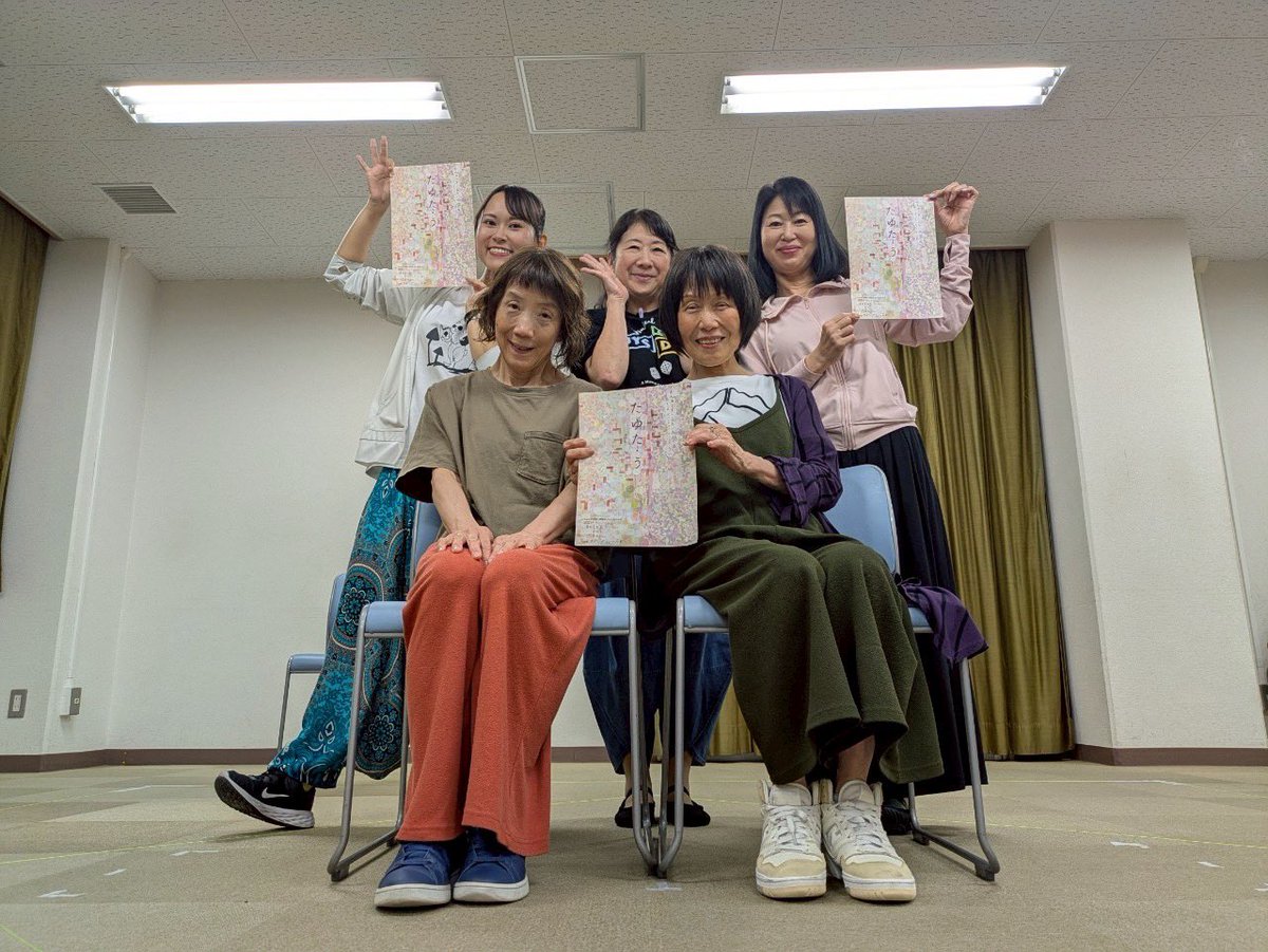 amusetriangle's tweet image. あみゅーずリーディング「たゆた・う」
上演時間は約90分を予定しております。
今回の女性メンバーです!
後列右から
鶴留真由(Emotion Factory)さん
思い野未帆さん
原キノコさん
前例右から
あみゅーず・とらいあんぐるの
条あけみ
笠嶋千恵美 です
(あみゅーず制作部)