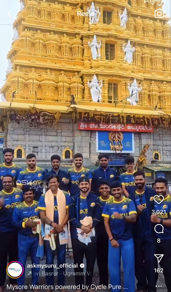 nanuramu's tweet image. Manish Pandey with the #MysuruWarriors team in front of the Chamundeshwari Temple #MaharajaTrophy