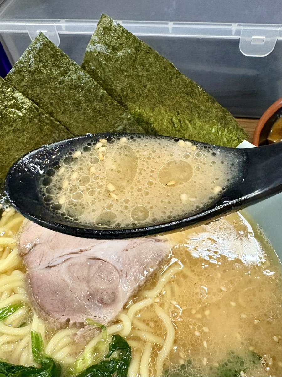 runnerDaibar's tweet image. 千家 本店/黄金町・南太田
ラーメン並
ほうれん草増し、かため濃いめ
小カレー
うわーーっ‼️
めっちゃ美味ーーーーい😍💕💕
醤油感より塩味がしっかり効いて
豚の力強い旨みと鶏油のコク
飲みやすいゴマ入りマイルドスープ😋
熱々モチモチな中太麺
少し縮れもありスープとよく絡む🍜…