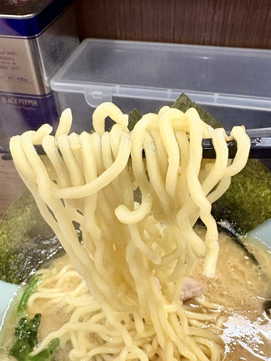 runnerDaibar's tweet image. 千家 本店/黄金町・南太田
ラーメン並
ほうれん草増し、かため濃いめ
小カレー
うわーーっ‼️
めっちゃ美味ーーーーい😍💕💕
醤油感より塩味がしっかり効いて
豚の力強い旨みと鶏油のコク
飲みやすいゴマ入りマイルドスープ😋
熱々モチモチな中太麺
少し縮れもありスープとよく絡む🍜…