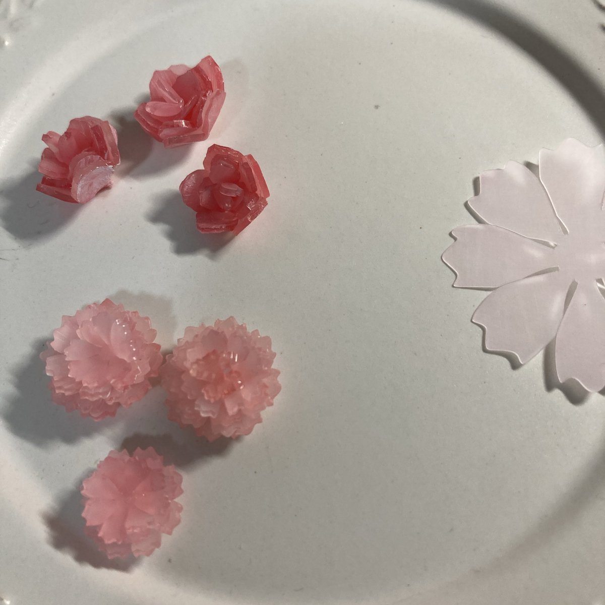fraise02_'s tweet image. 銀木犀のご購入ありがとうございました💐プラバン博に向けて、カーネーションと薔薇も作成中🌹
#薔薇　#カーネーション