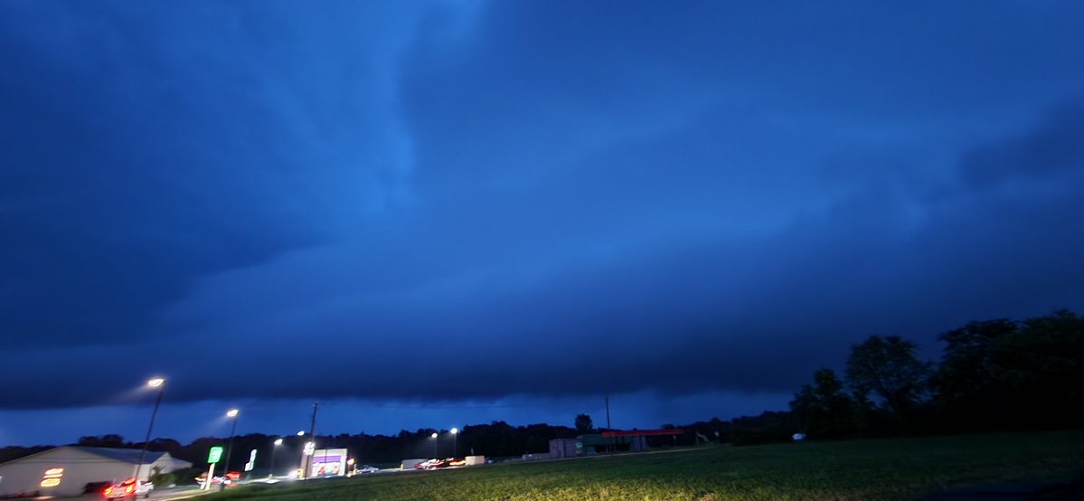 JoshBrinker_Wx's tweet image. Another day, another chase in the Midwest. No Tornadoes but saw a butt load of Wall Clouds. Even caught a pretty storm right at dark. #inwx @PAStormTrackerz