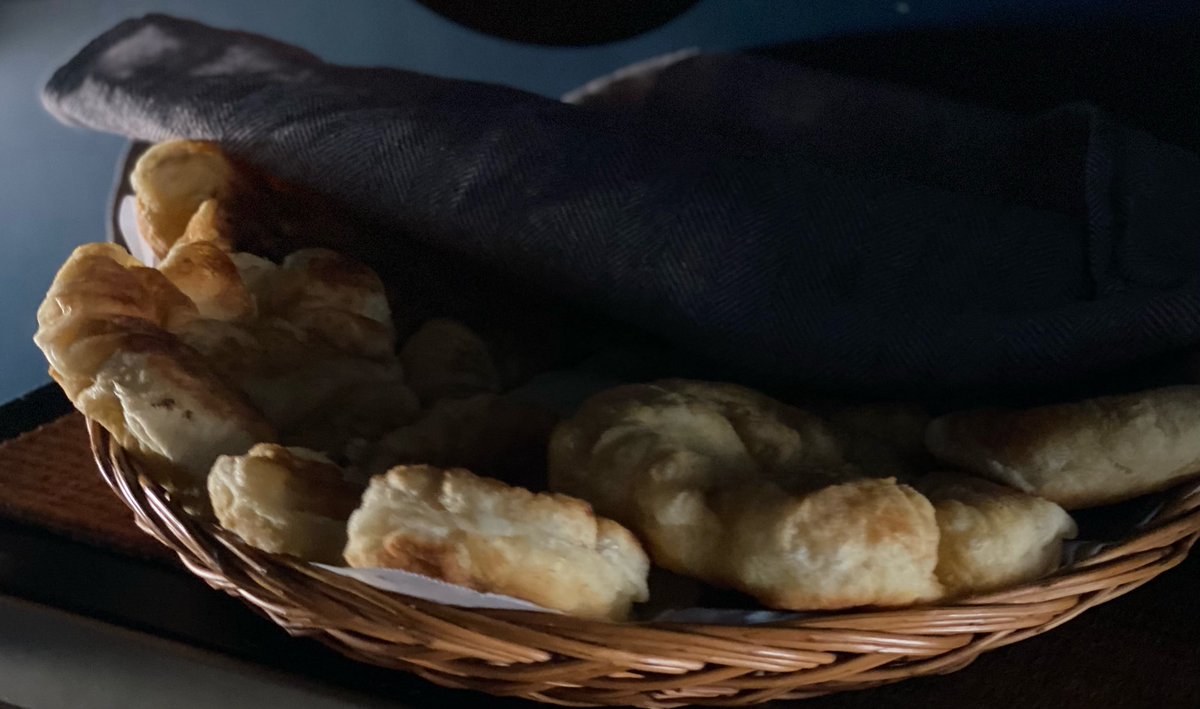 등갈비가 익어가는 뜨거운 오븐 위에서 손님들을 기다리는 갖튀긴 빵들. 고소하고 귀엽다. 😊