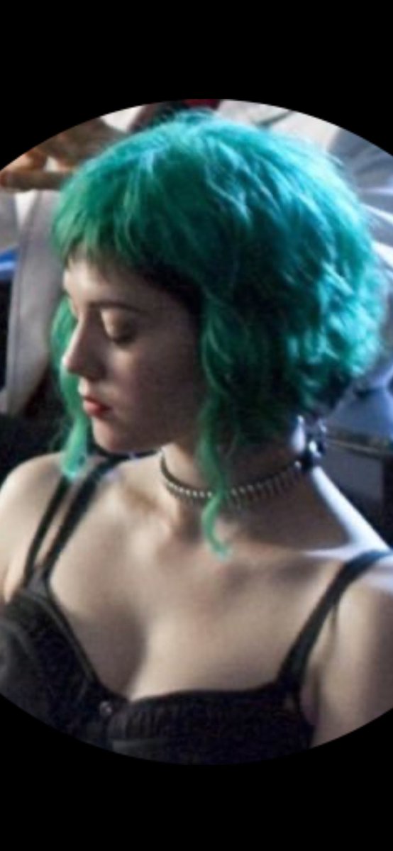 ucubeye bak la neekoya benzeyen tipiyle benle dalga geçmeye çalışıyo bunları iyice zorbalamıyorlar lisede sonra böyle tweetlerine maruz kalıyoruz o saçlarını geri kömür karasına boyuyorsun geri hadi ucube kardeşim benim