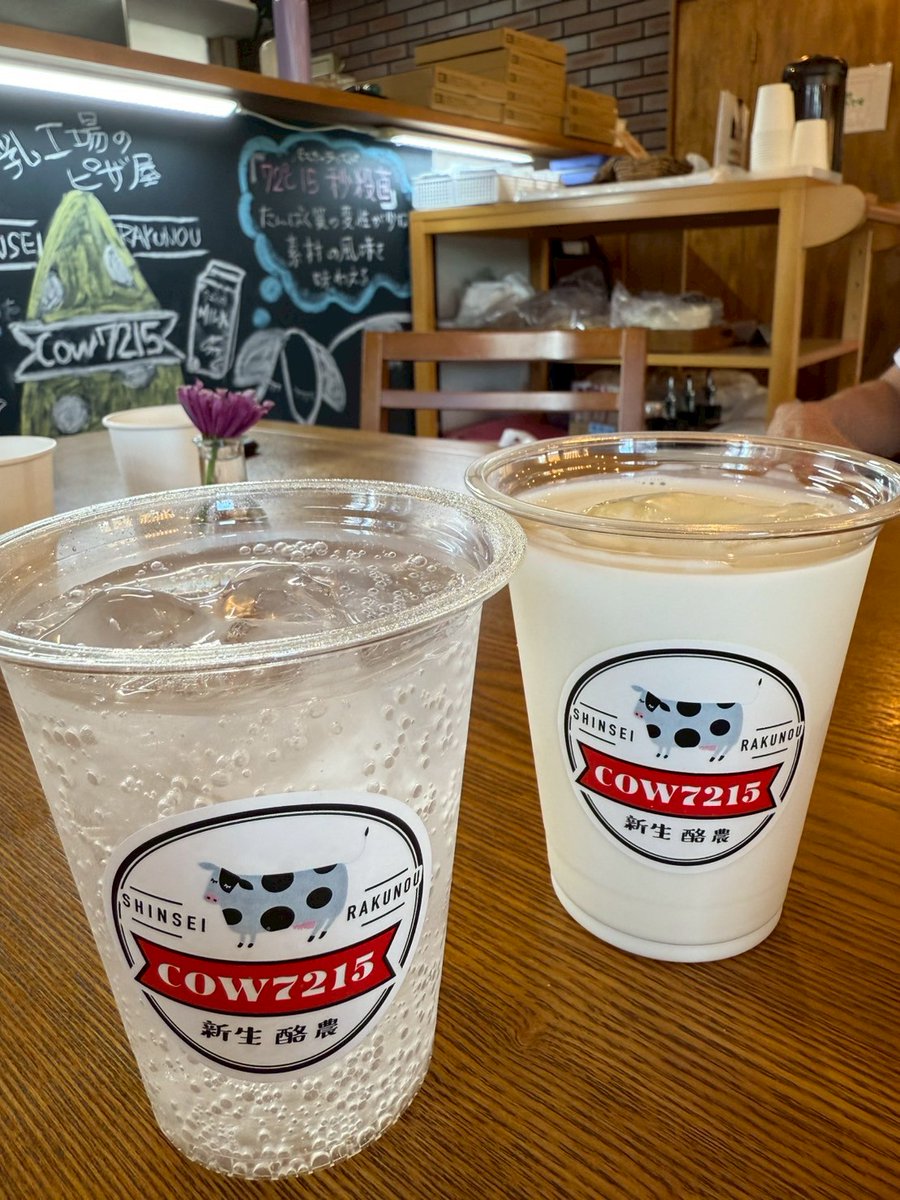 mocha_kumaji's tweet image. 海行ってから
近くのピザ屋さんで
お昼ご飯😋
ん？牛乳屋さんでピザだ☝