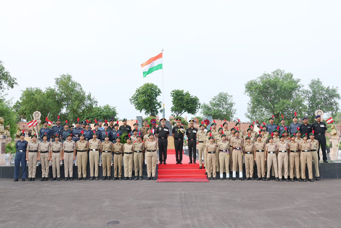 KonarkCorps's tweet image. “Saluting Courage, Celebrating Victory”

Lt Gen AVS Rathee, GOC #KonarkCorps laid wreath at the ‘Konark War Memorial’ #Jodhpur as a solemn tribute to #Bravehearts for their unmatched valour &amp;amp; indomitable spirit. 
#KargilVijayDiwas2025
#OurVeteransOurPride
#NCC

@adgpi
@IaSouthern