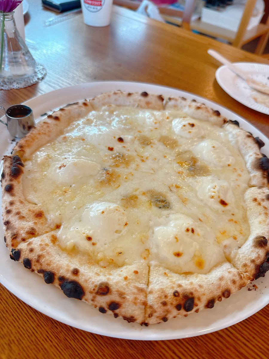 mocha_kumaji's tweet image. 海行ってから
近くのピザ屋さんで
お昼ご飯😋
ん？牛乳屋さんでピザだ☝