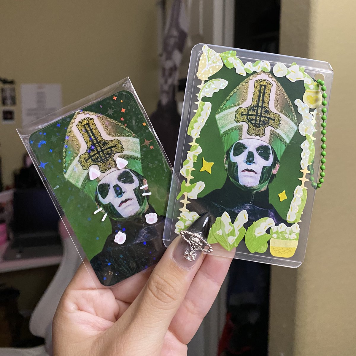 secondosfemme's tweet image. making a few keychain photocards as well as some holographic ones :3