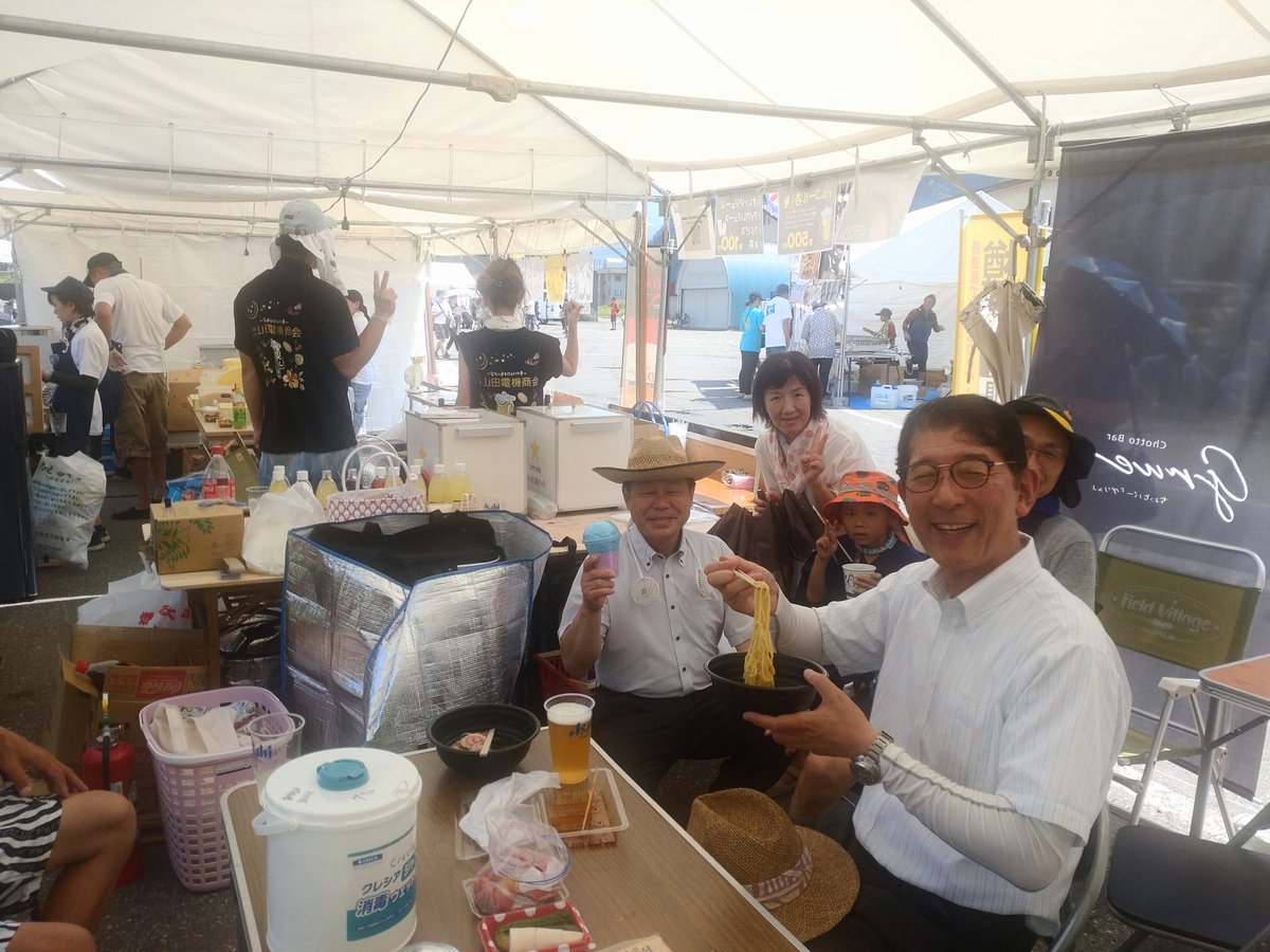 takatorishuichi's tweet image. 津南まつり 7/26(土)
お昼すぎに津南町へ行って祭りに顔を出し、商工会女性部や皆さんにご挨拶。
冷やしラーメンが美味かった。
甘酸っぱい冷やし中華ではなくて、子供の頃、母が作ってくれた、しょっぱめの冷やしラーメン。
母を思い出しました。