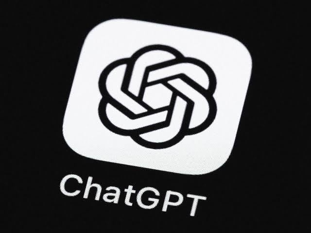 Pullse360's tweet image. 🌐BREAKING:
ChatGPT CEO Sam Altman says that people share personal information with ChatGPT but are unaware that these chats can be used as evidence in court cases.
