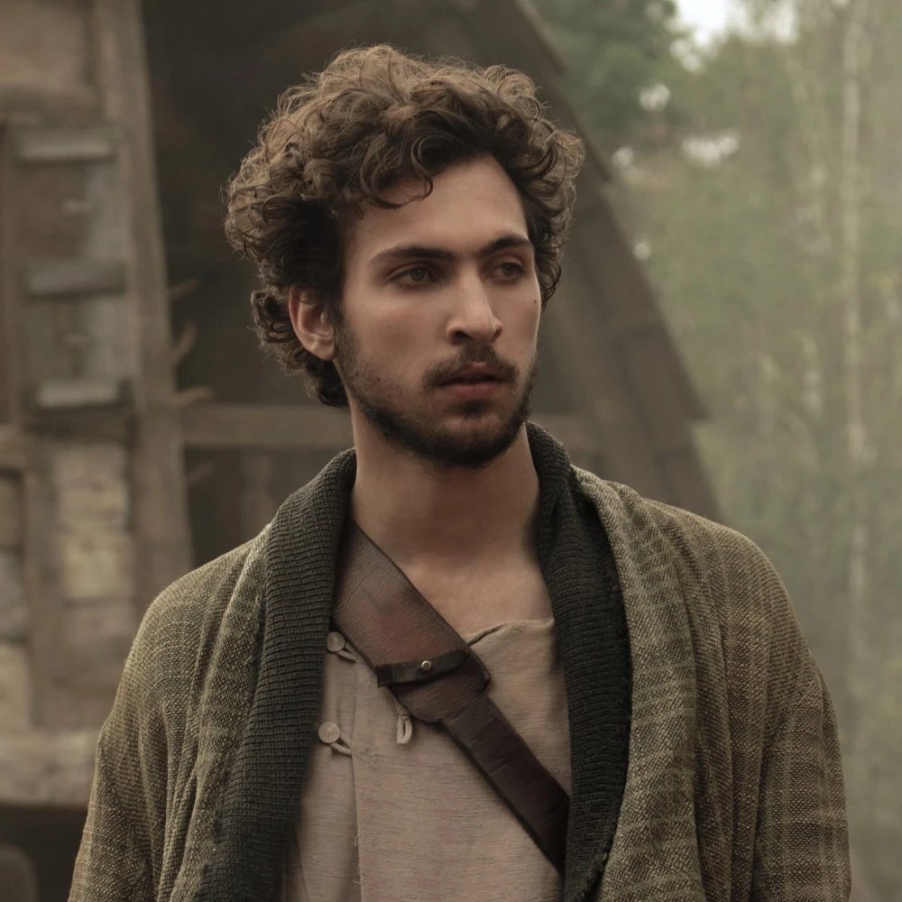 beforebutterfl1's tweet image. And also in that first episode - just wanna give a shout out to the moment Mat runs from apparent safety in the barn BACK out into the chaos & terror to find & save his sisters because his parents haven’t. Such a hero moment #TheWheelofTime #SaveWOT