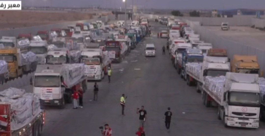 عشرات شاحنات المساعدات تبدأ بالتوجه إلى غزة قادمة من مصر

ستدخل عشرات الشاحنات اليوم عبر المعابر