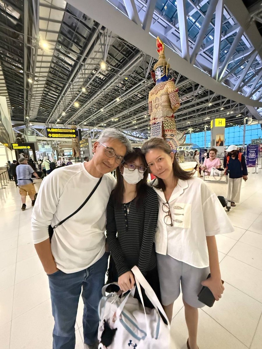 คริสต้ากลับไปเรียนก่อนนะคะ แล้วเจอกันใหม่ค่ะ 🌸🩵
#Kristashim #คริสต้าชิม #flowersforkrista