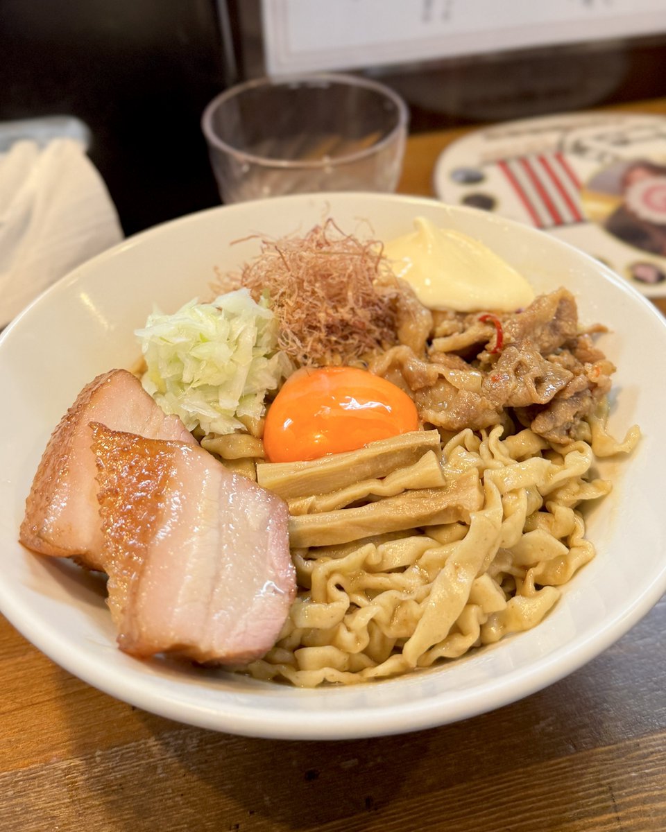 rm_like_k's tweet image. 【自家製麺 ラカン】
📍仙台市若林区荒井5-8-19
・特製ワシワシ肉油そば(平打ち麺)
・マヨ!
縮れフィットチーネみたいな麺が美味しい!
甘めのタレによく絡む⤴︎︎︎
卵黄のマイルドさ&マヨのジャンクさもたまらん♡
人気なのも納得です
ラー友さん達とワイワイと
ご馳走様でした♪