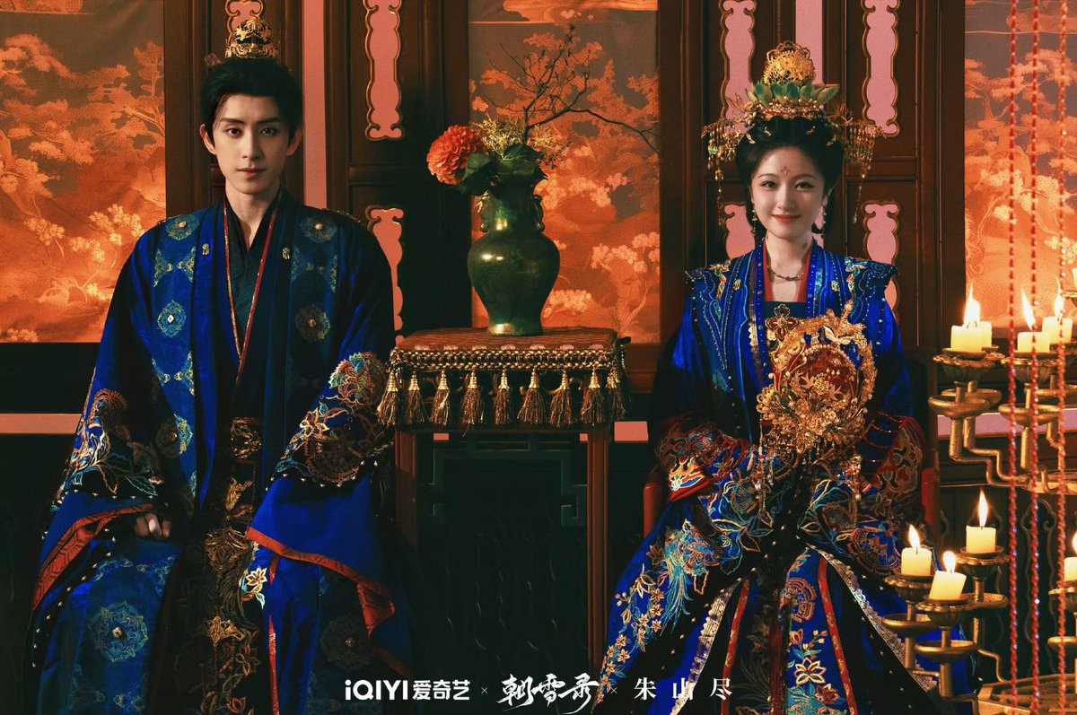 ชุดแต่งงานสวยมากกกกกก งานปักจึ้งสุด สีน้ำเงินแถบแดงคือคุณพี่คิดได้จั่งได๋คะ โคตรจะเริ่ด จริงๆสีน้ำเงินนี่แทบจะเป็นสีประจำตัวพี่เจ็ดเลย สวยอ่ะ ไม่รู้ความหมายของสีชุดแต่งงานแบบนี้แต่มันเริ่ดจริง เกียมใส่ซองร่วมงานแต่ง79ละ 🫠💙  #บันทึกหิมะแห่งรุ่งอรุณ