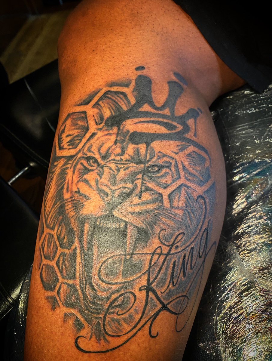 TattooQ3's tweet photo. King shit 👑 💩 https://t.co/wUs2jaZ0aW