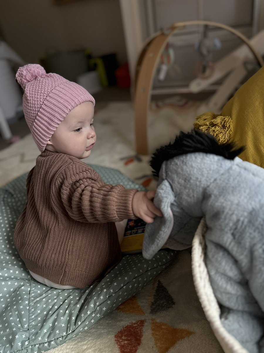 simsbooo's tweet image. The squishy cheeks with the beanie kill me 🥹