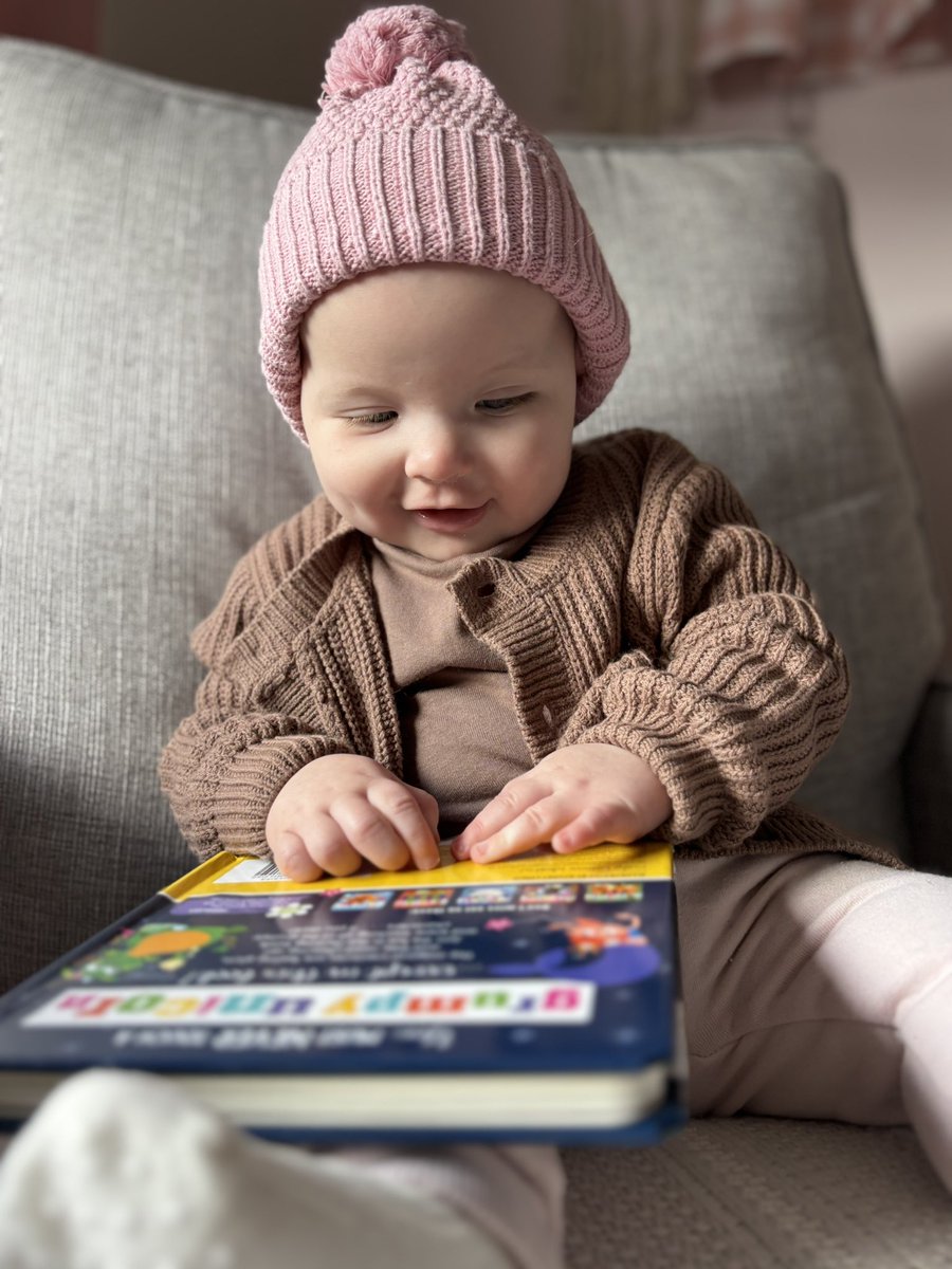 simsbooo's tweet image. The squishy cheeks with the beanie kill me 🥹