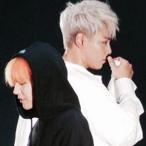 ghxkr8788's tweet image. #GTOP
나에게 있어서 그는
맑은 가을 하늘 아래 산소같은 존재였는데,
그에게 있어서 나는
그의 옆을 잠시 지나가는 가을날의 바람이였다.
우리는 같은 하늘 아래 있었지만
우린 다른 곳을 바라보고 있었다.
