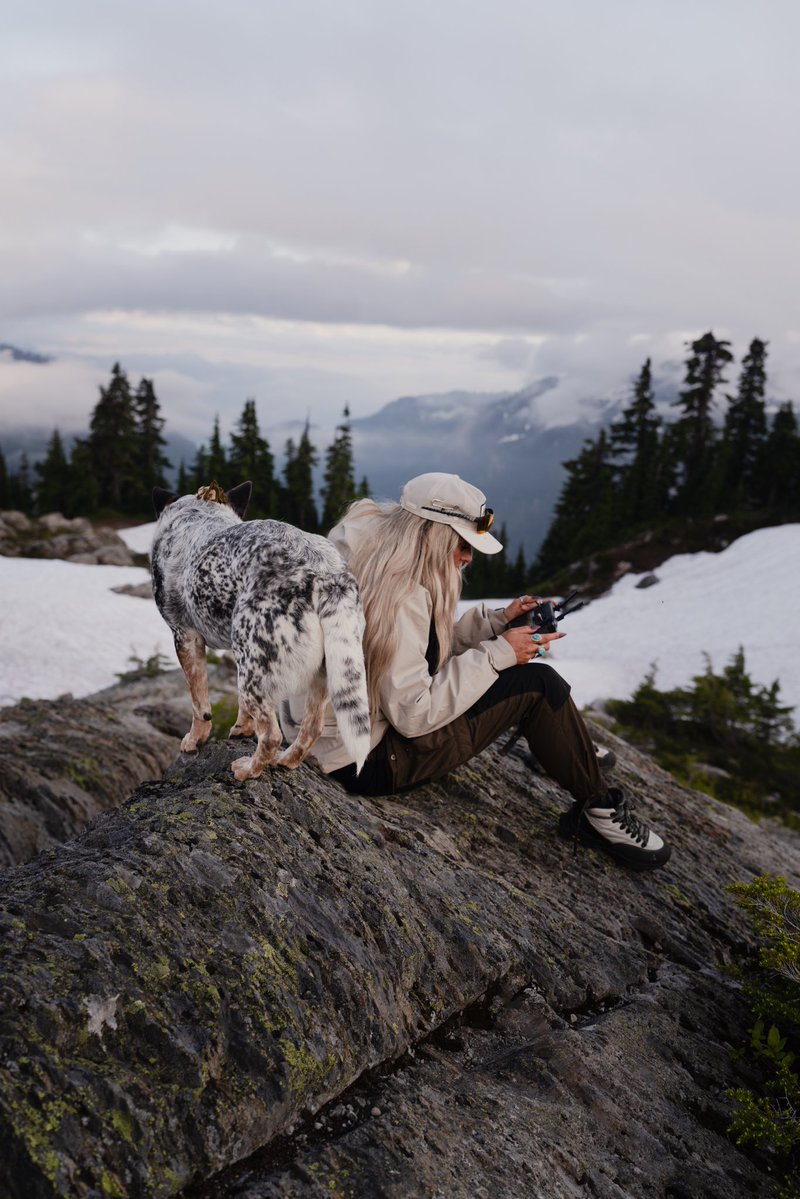 MEESHUNO's tweet image. The photographer and her photos