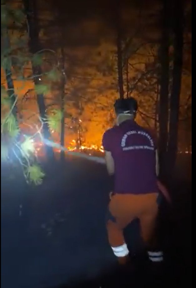 Tarım ve Orman Bakanlığı “sahadayız” diye paylaşım yapıyor. Ama sahada ne maske var bir tane yalandan takılan maskeyi  saymıyorum, ne oksijen tüpü, ne koruyucu kıyafet. Sadece gariban işçiler, iki kişi bir hortumla hayatını riske atıyor. Ekipman yok, hazırlık yok ama bolca söylem