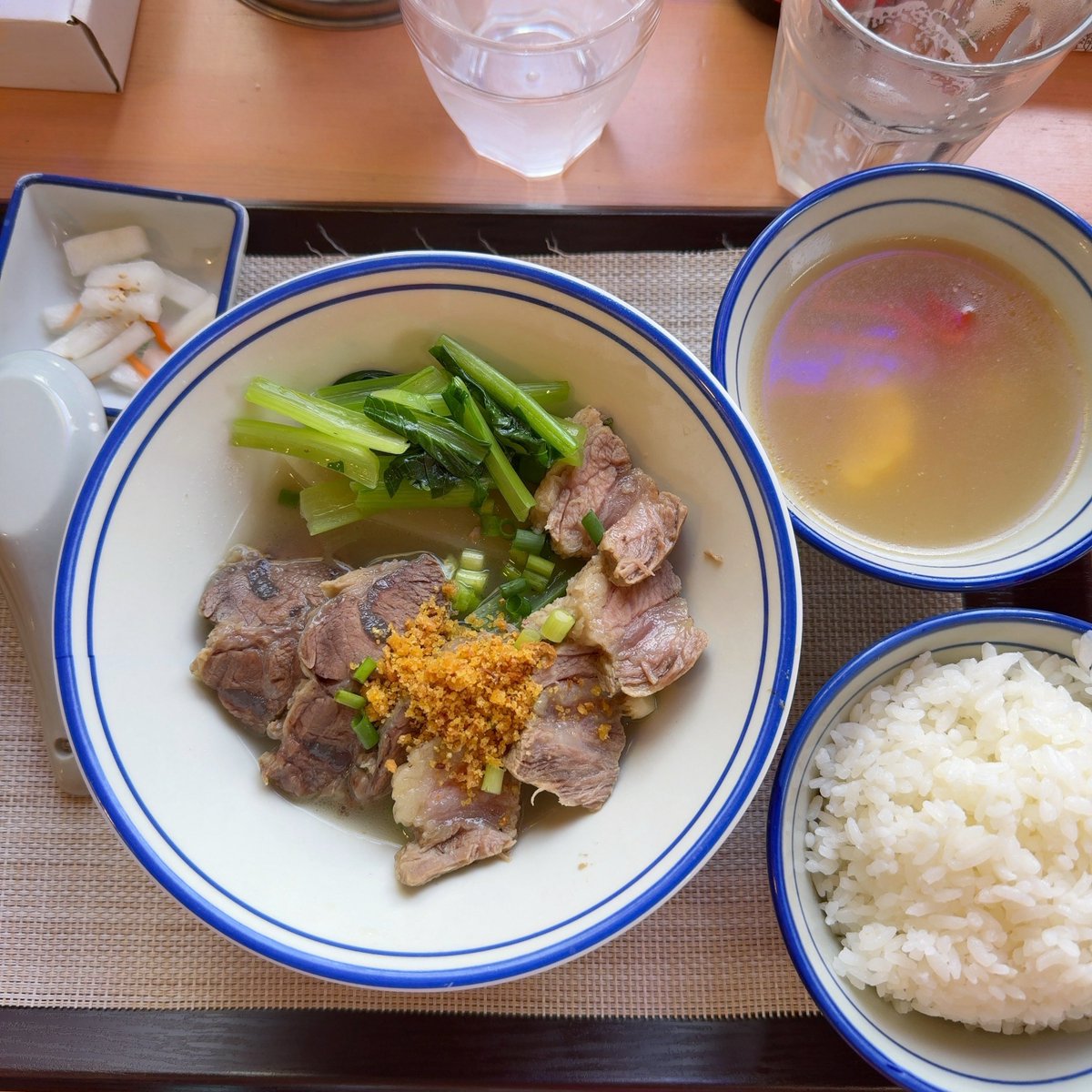 no17's tweet image. 聯和墟の牛バラ煮込みとビール
煮込みは大根が入ってて美味しかったな