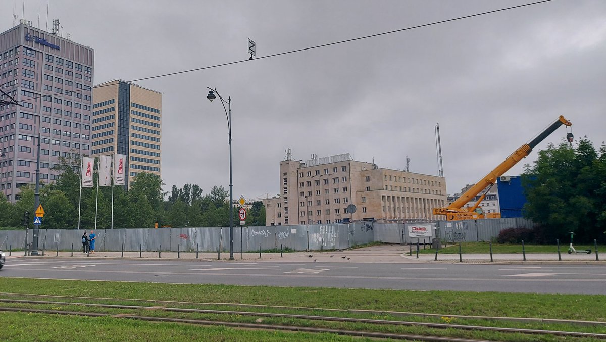 MagieraMarek's tweet image. Pocztówka z porannego spaceru po Łodzi. W tym miejscu stał hotel znany z kultowych scen wybitnego dzieła polskiego kina. Kto pamięta? "Pani, pani, pani... A ja? A pani nie. I jeszcze długo długo nie" oraz "I jak? Trzy razy tak! Gramy w pucharach!". Z ukłonami dla @JerzyChromik