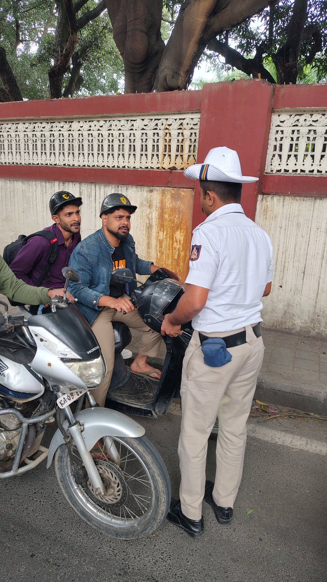 ಹಲಸೂರು ಸಂಚಾರ ಪೊಲೀಸ್ ಠಾಣಾ ವ್ಯಾಪ್ತಿಯಲ್ಲಿ ಸಾರ್ವಜನಿಕರಿಗೆ ಐಎಸ್ಐ ಮಾರ್ಕ್ ಹೆಲ್ಮೆಟ್ ಧರಿಸುವ ಕುರಿತು ಹಾಗೂ ಕಡ್ಡಾಯವಾಗಿ ಸಂಚಾರ ನಿಯಮಗಳನ್ನು ಪಾಲಿಸುವಂತೆ ಅರಿವು ಮೂಡಿಸಲಾಯಿತು