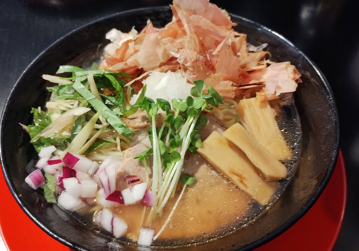 mzkatz1413's tweet image. 日曜日のおひる。
今日はらぁ麺壱喰さんの店舗へ。
7月限定の冷やしらぁ麺(かつおろし)
今年の鰹は冷た〜い麺。
冷たくてあっさりしたあご出汁スープ。
鬼おろしにたっぷり鰹節。
薬味の青じそ茗荷、玉ねぎが良き😋
七夕コラボ限定を思い出す。
あじたまさんのたこ焼きを持ち込みたくなりますね。