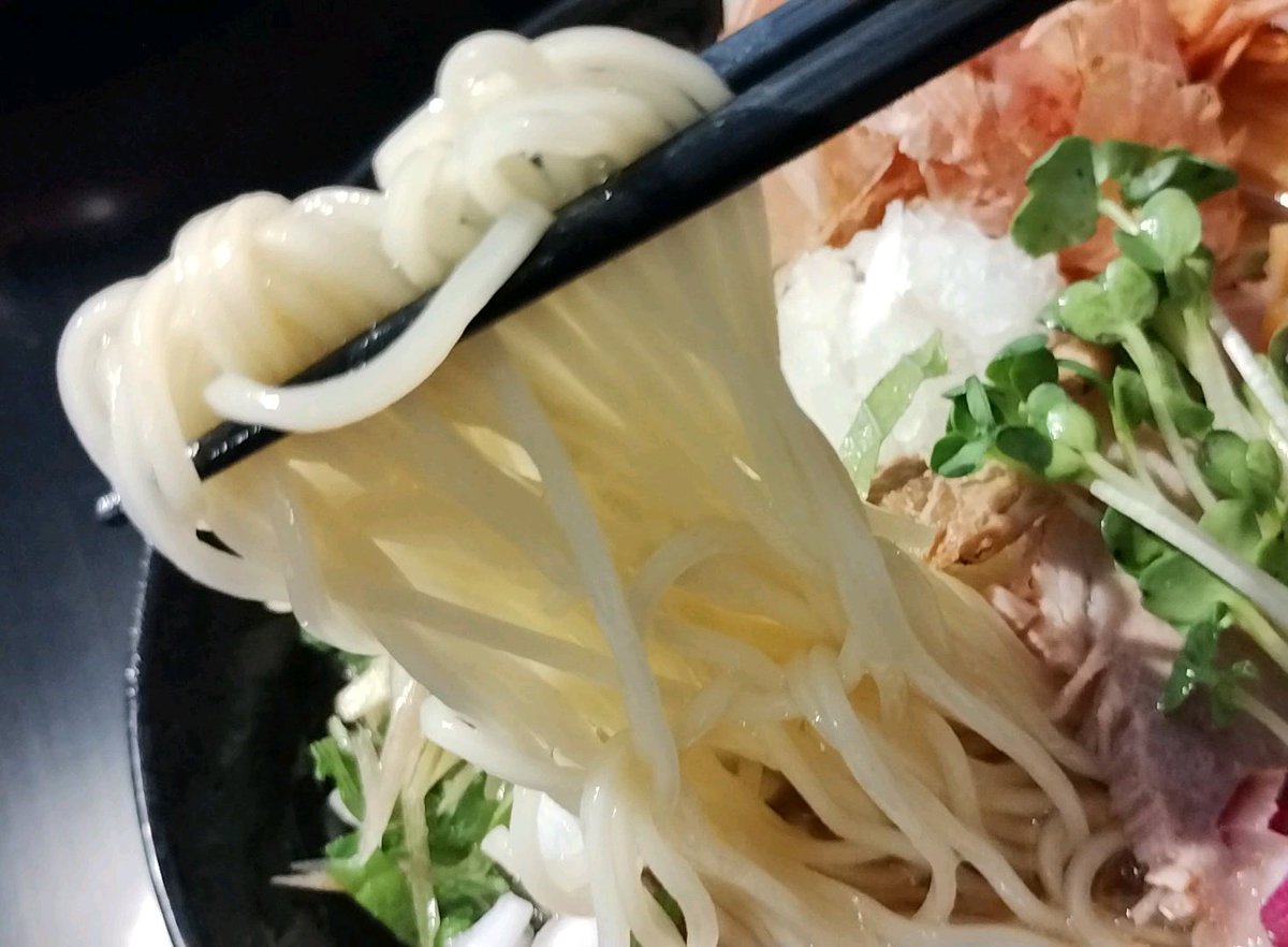 mzkatz1413's tweet image. 日曜日のおひる。
今日はらぁ麺壱喰さんの店舗へ。
7月限定の冷やしらぁ麺(かつおろし)
今年の鰹は冷た〜い麺。
冷たくてあっさりしたあご出汁スープ。
鬼おろしにたっぷり鰹節。
薬味の青じそ茗荷、玉ねぎが良き😋
七夕コラボ限定を思い出す。
あじたまさんのたこ焼きを持ち込みたくなりますね。
