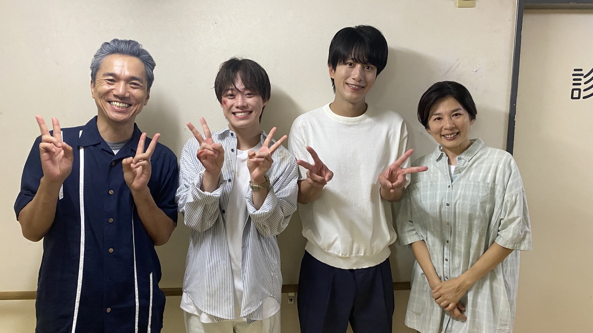 oshidoraEX's tweet image. ◤1〜4話まで全話見逃し配信中🤍◢
♡♥︎#リベスパ オフショット♥︎♡
第4話では亡くなった兄・尚之と
対面するシーンがありましたが…
実は菅原家が唯一勢揃いした現場でした❗️
貴重な家族写真をみなさんにお届け📸
#TVer で第4話を #おかわりスパイ 🖤
🔗 tver.jp/episodes/epgna……