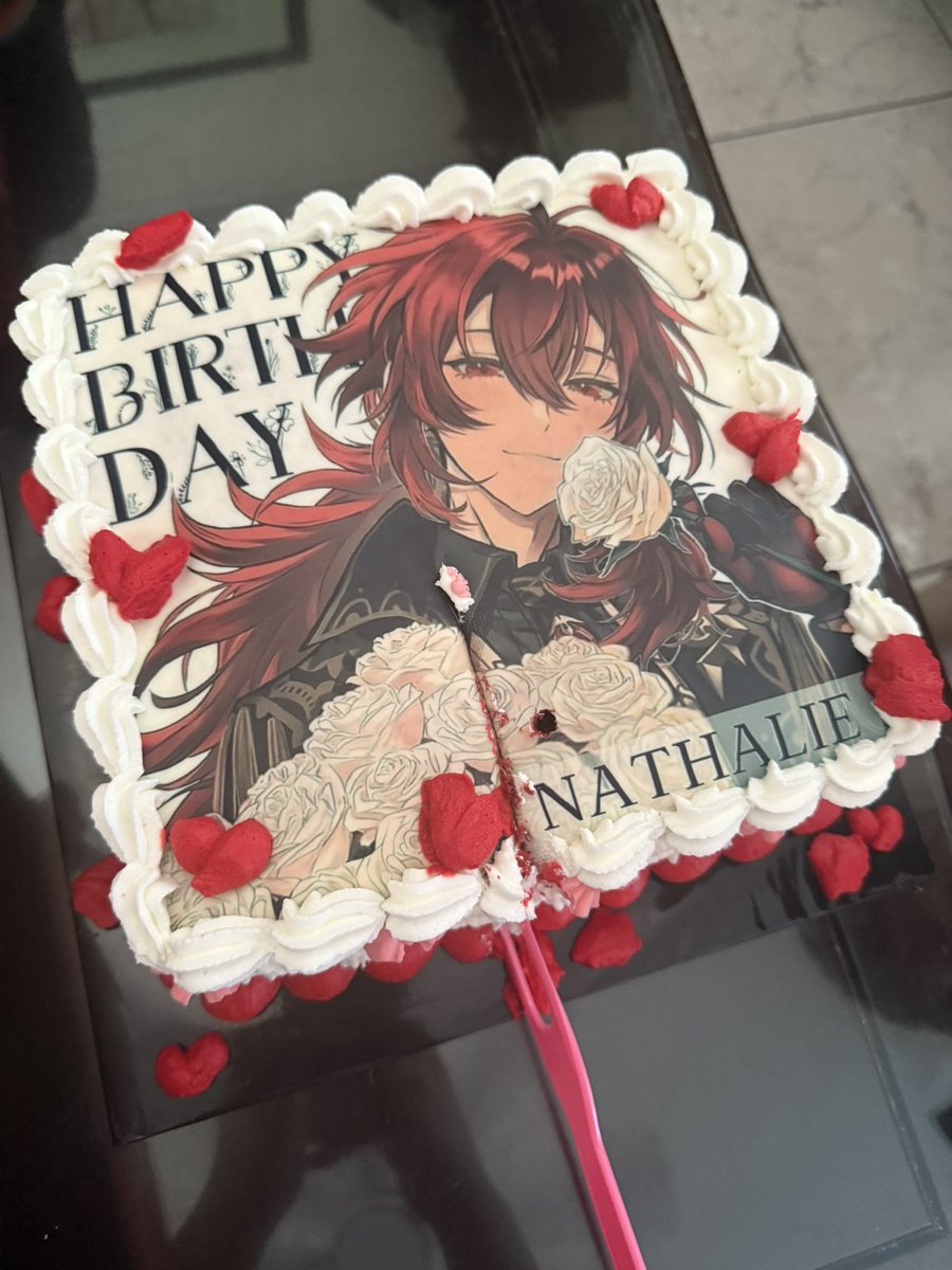 dawnvindr's tweet image. Happy birthday to me(i share the same birthday as klee and kuki!!) heh.. look at my diluc cake..