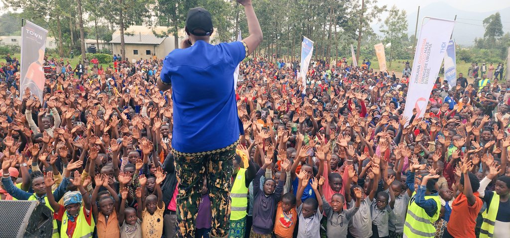 Musanze District (@musanzedistrict) on Twitter photo Visi Meya ushinzwe imibereho myiza <a href="/TheoKayiranga/">Kayiranga Theobald</a> yitabiriye igitaramo cyo kwizihiza isabukuru y'imyaka 20 Senderi Eric amaze mu muziki, cyabereye mu murenge wa Gacaca, kuwa 26/07/2025. Abitabiriye igitaramo basabwe kwirinda ibiyobyabwenge, ubusinzi, kwipimisha no Kurwanya SIDA Visi Meya ushinzwe imibereho myiza <a href="/TheoKayiranga/">Kayiranga Theobald</a> yitabiriye igitaramo cyo kwizihiza isabukuru y'imyaka 20 Senderi Eric amaze mu muziki, cyabereye mu murenge wa Gacaca, kuwa 26/07/2025. Abitabiriye igitaramo basabwe kwirinda ibiyobyabwenge, ubusinzi, kwipimisha no Kurwanya SIDA